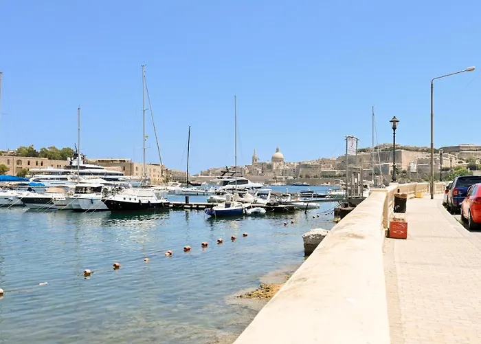 Vue & Jacuzzi - Calme Entre Valette Et Sliema Apartment